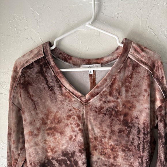 Red Haute XS Tie Dye V-Neck Long Sleeve Velour Pullover Top Casual Boho Soft - Picture 1 of 8